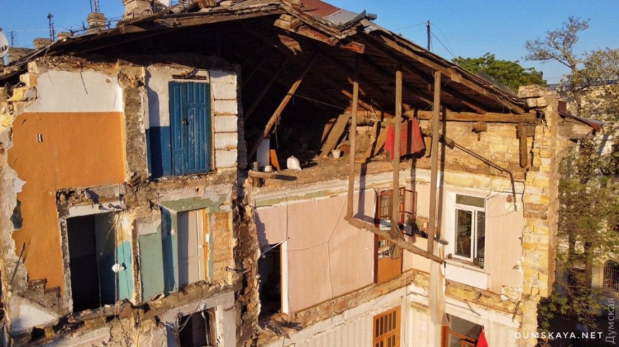 В Одессе продолжают разбор завалов обвалившегося дома. Видео