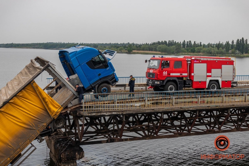 Фура обрушила мост под Днепром: ЧП попало на камеру