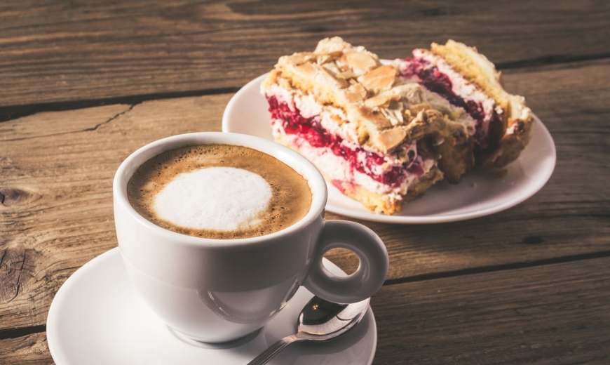 Почему медики не рекомендуют пить кофе вместе с пирожными