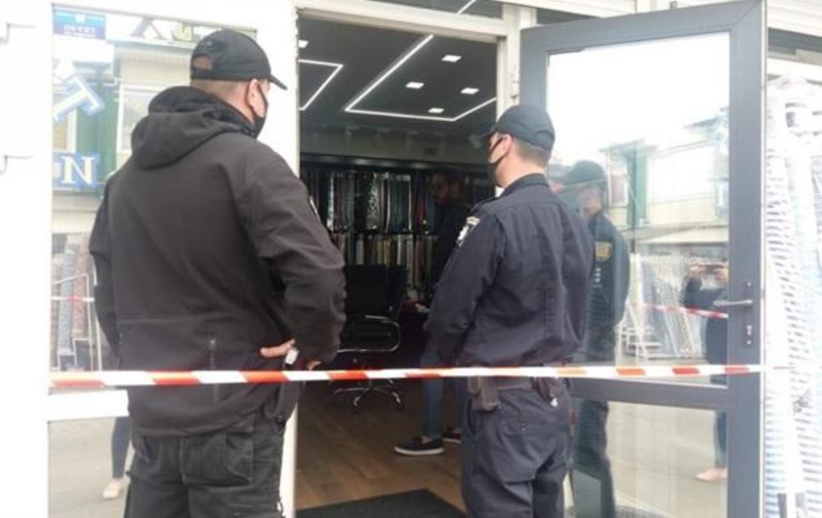 На одесском рынке неизвестные в масках расстреляли работников магазина тканей. Видео