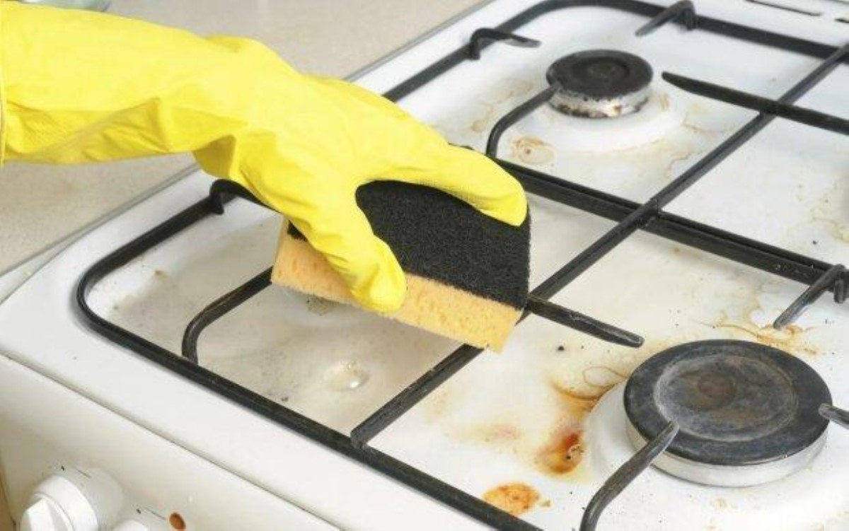 Теперь вы будете чистить плиту только так: способ с пищевой пленкой
