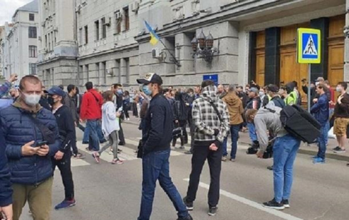 В Харькове митингующие требуют выпустить из полиции задержанных. Видео