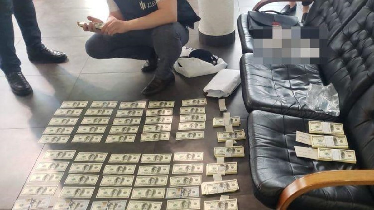 Получил $100 тысяч и поделился с начальством: киевский прокурор попался на взятке