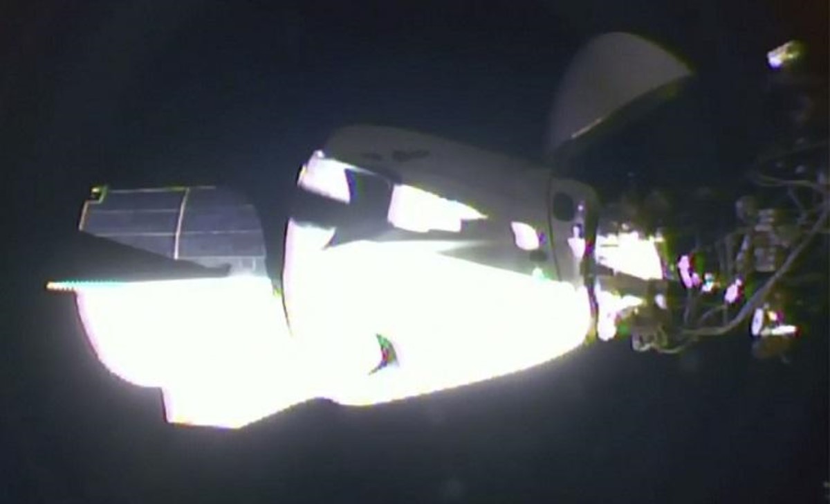 Камера МКС сняла около Dragon SpaceX два НЛО