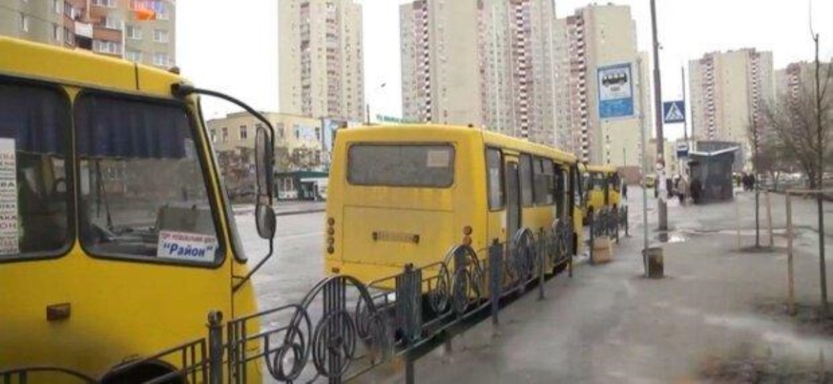 В Киеве переполненная маршрутка "разулась" во время движения