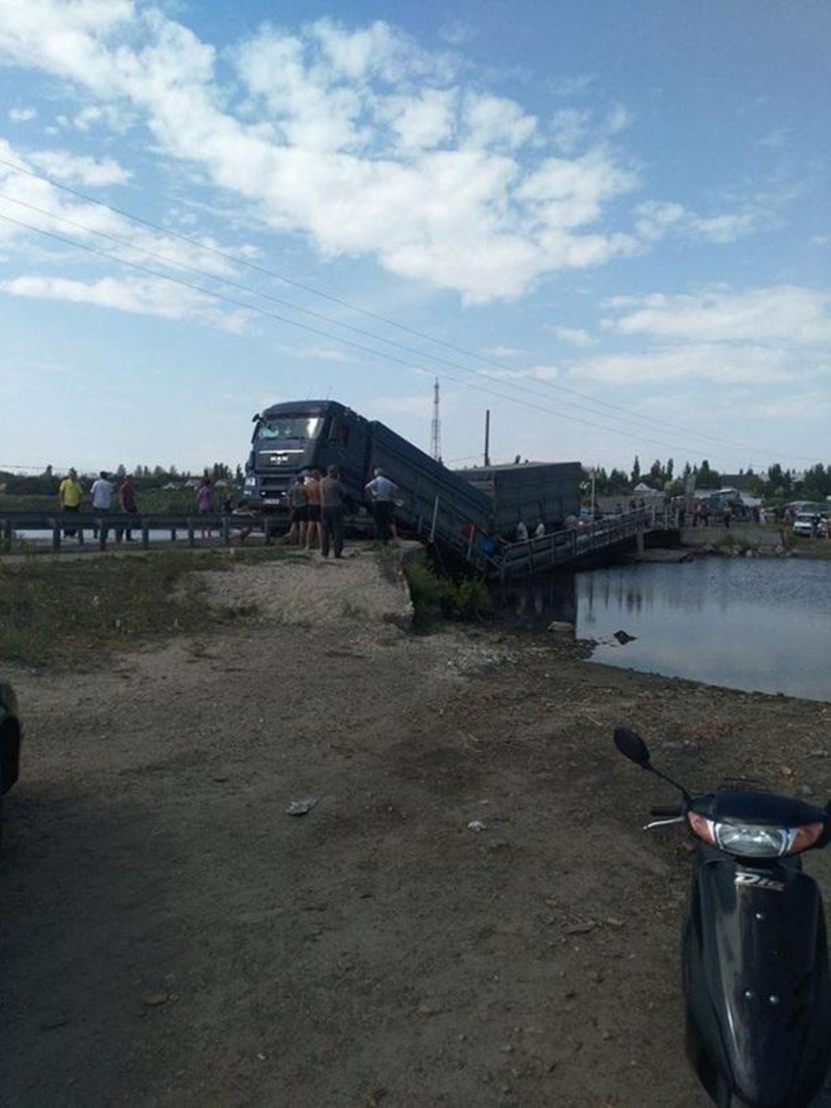 В Николаевской области под грузовиком обвалился мост
