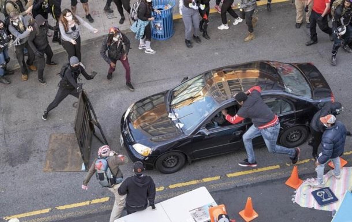 В США в толпу протестующих въехало авто, водитель открыл стрельбу. Фото