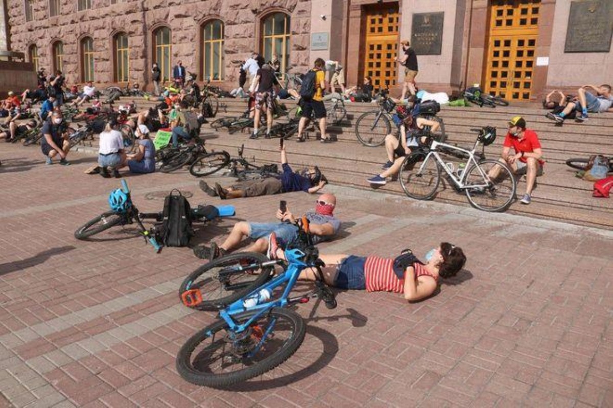 Велосипедисты устроили в самом центре Киева "лежачий" протест