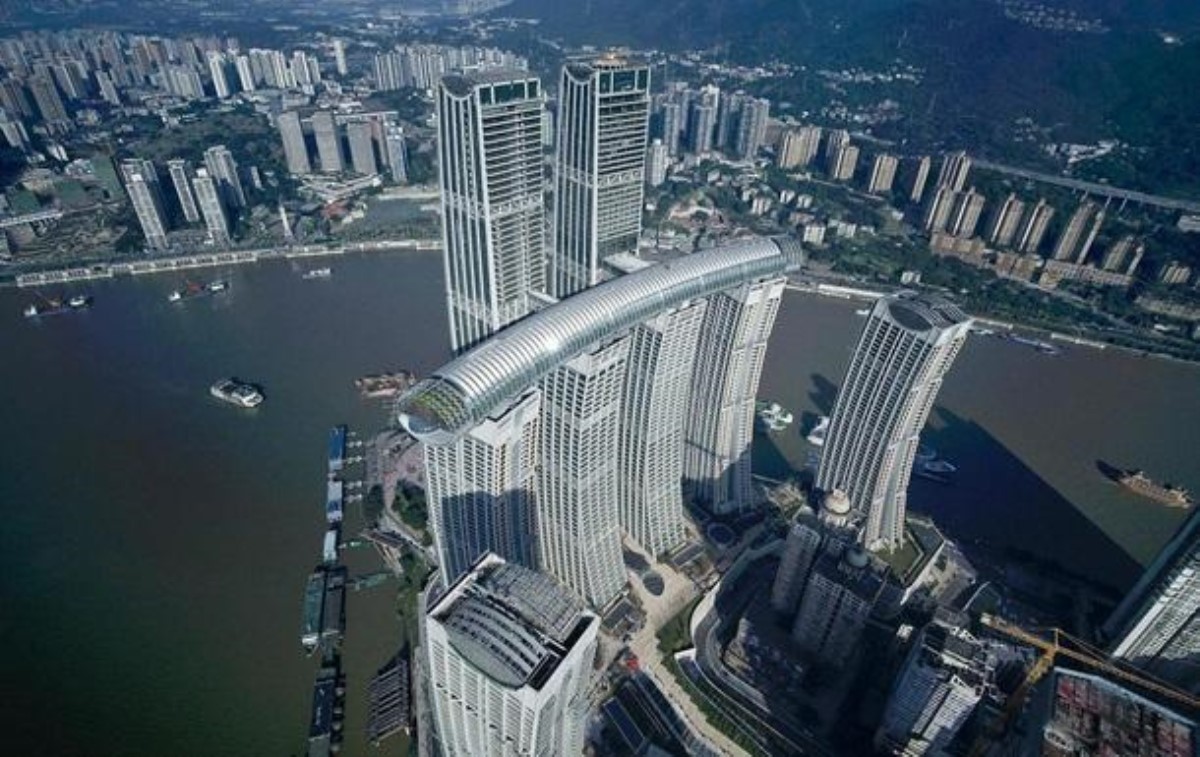 Необычная достопримечательность: в Китае возвели "горизонтальный небоскреб"
