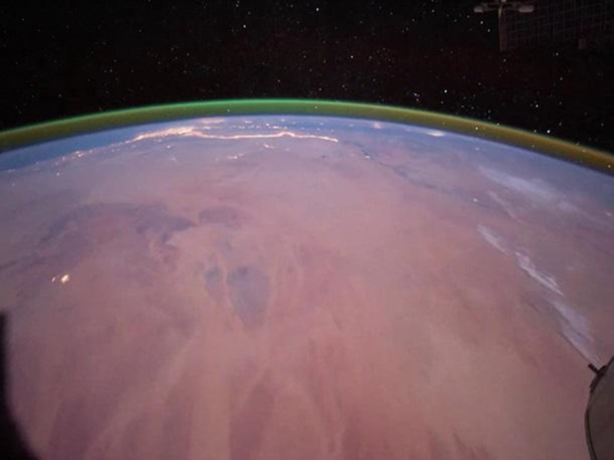 В атмосфере Марса удалось зафиксировать таинственное зеленое свечение