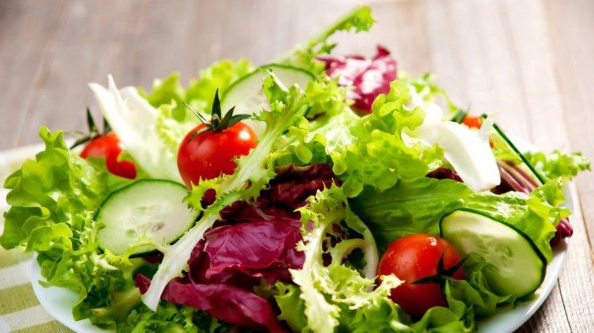 Лучше не мешать: врачи рассказали о вреде популярного салата