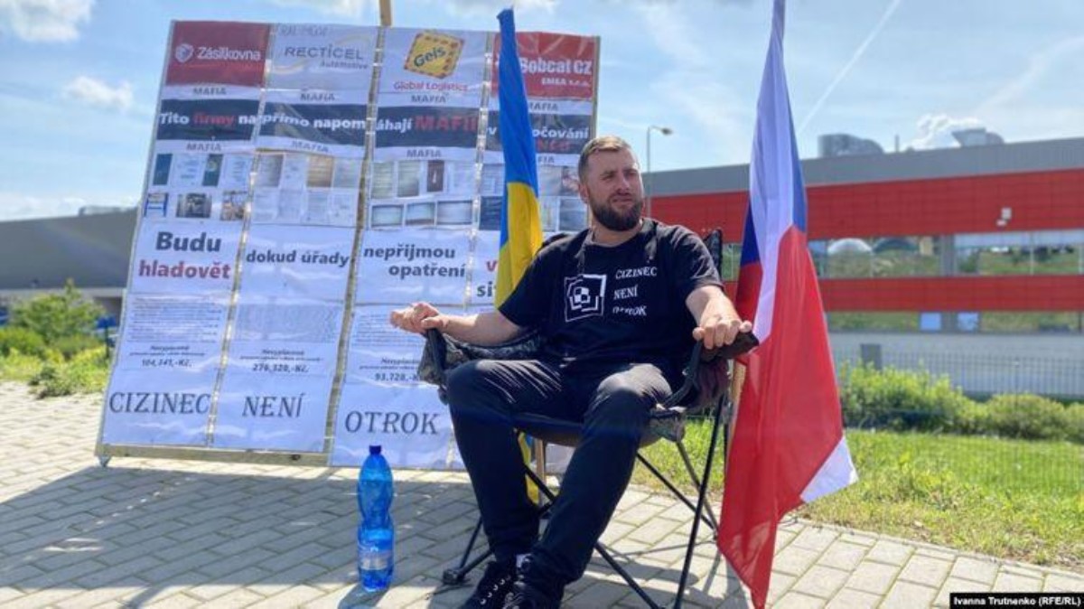 Украинец устроил голодовку в Чехии, требуя вернуть долг по зарплате