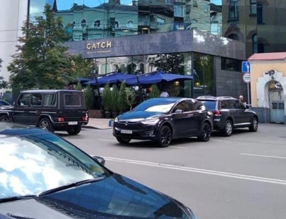 В Киеве запечатлели очередного героя парковки на Tesla Model X