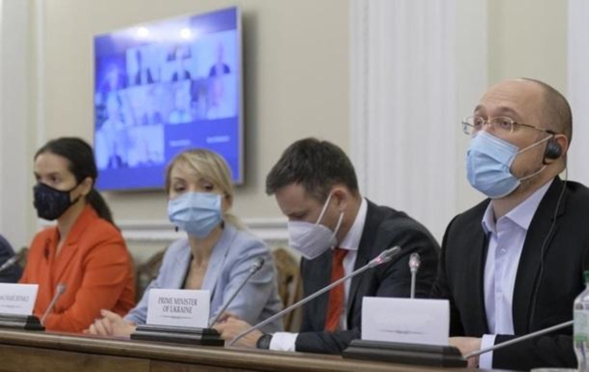 Шмыгаль официально "дал старт" второй волне коронавируса в Украине