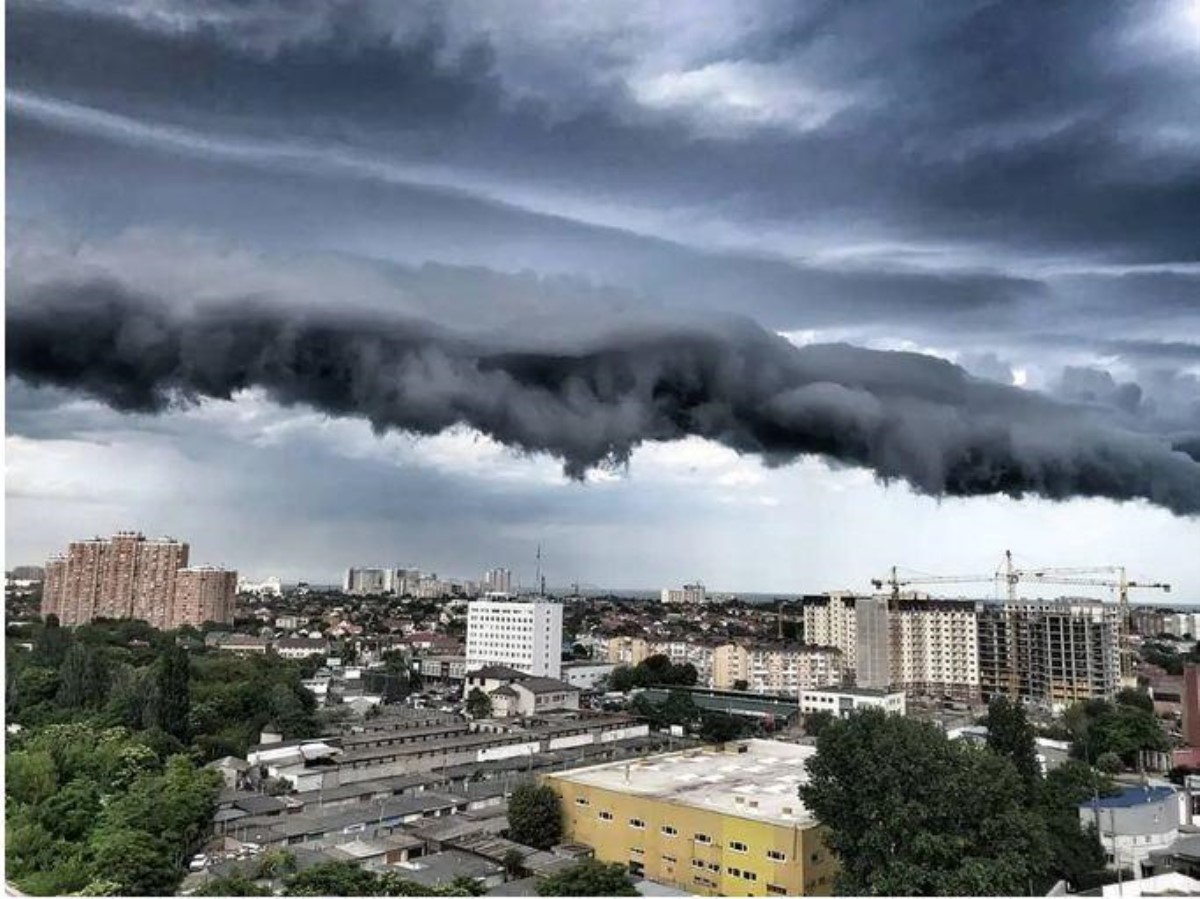 "Эффектно и страшно красиво": над Одессой пронеслось воздушное "цунами"