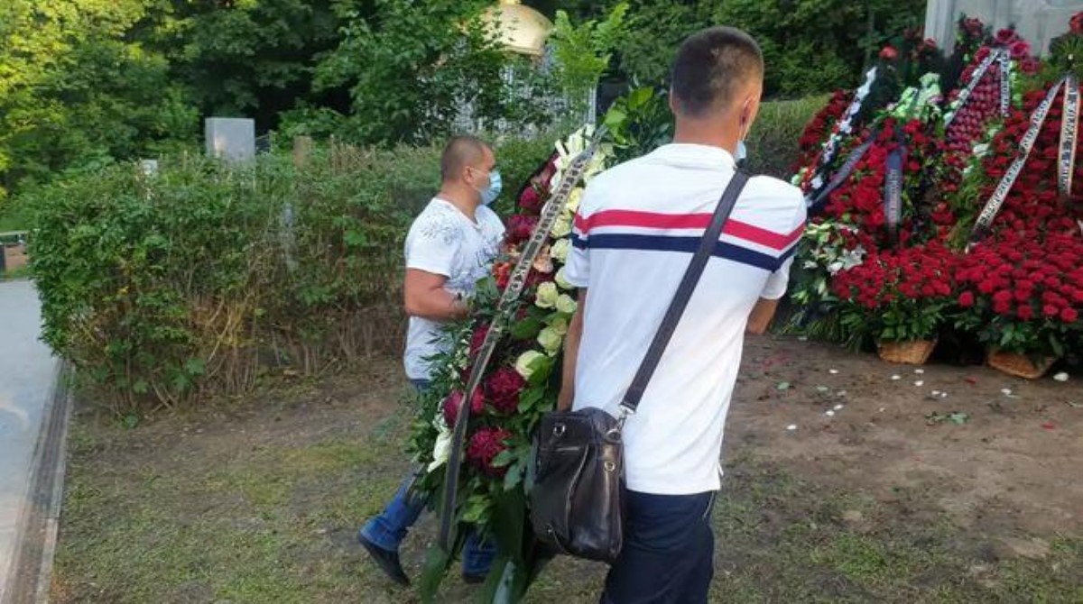 Венок отцу Порошенко от Зеленского привезли на могилу через 4 часа после похорон