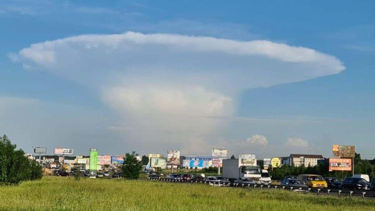 Облако в форме ядерного гриба над Киевом: спасатели все объяснили