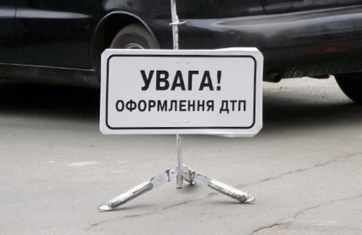Пьяный водитель влетел в остановку в Киеве и едва избежал самосуда