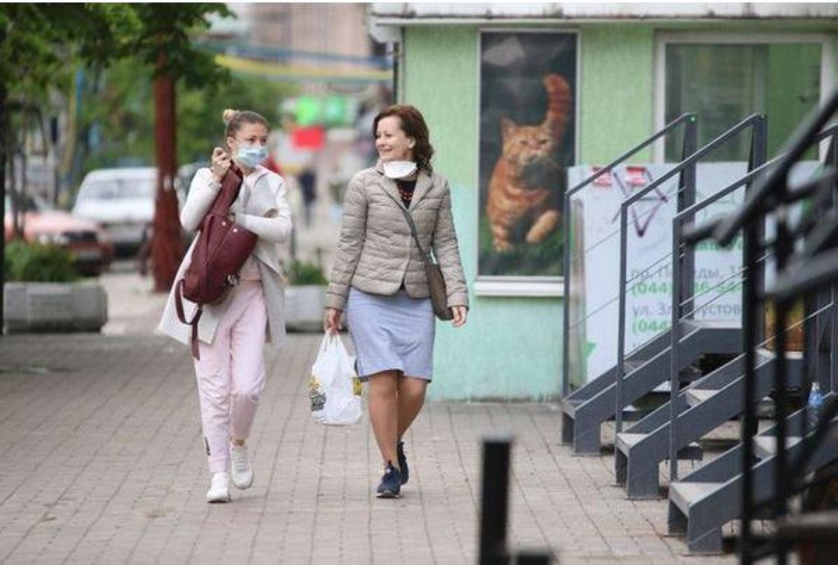 Маски сдерживают ограниченно: коронавирус передается на расстоянии в полтора метра