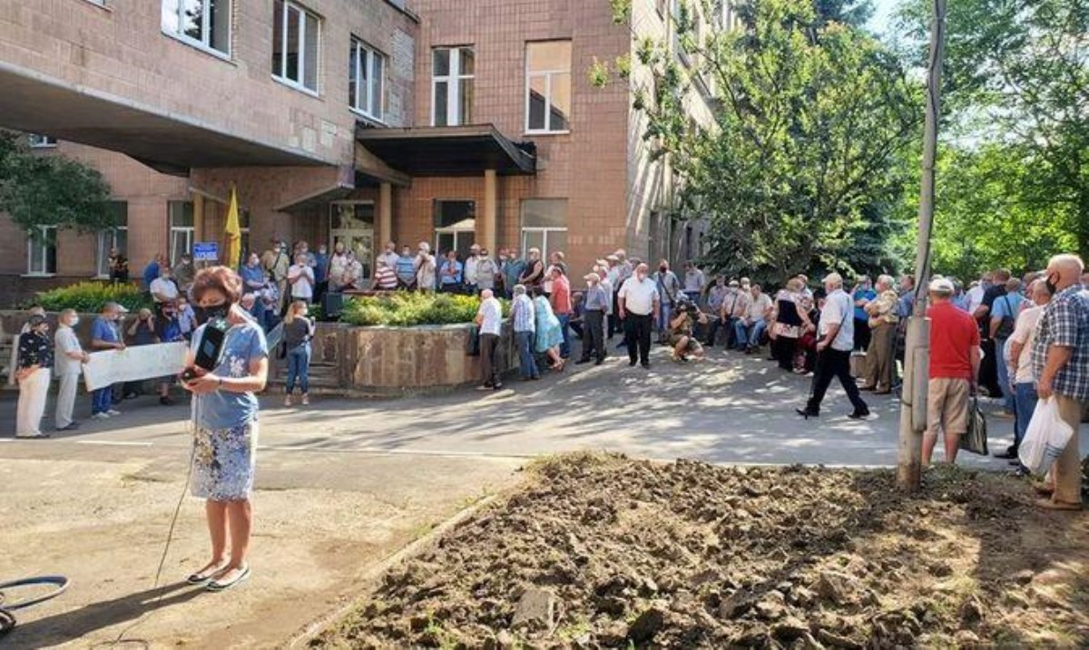 Бунт против больных COVID-19: в Харькове чернобыльцы подрались с копами