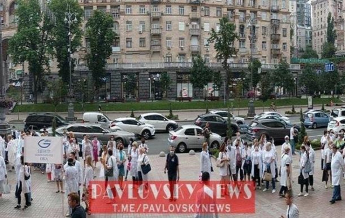 Прекратили выплачивать зарплату: в Киеве медики вышли на протест