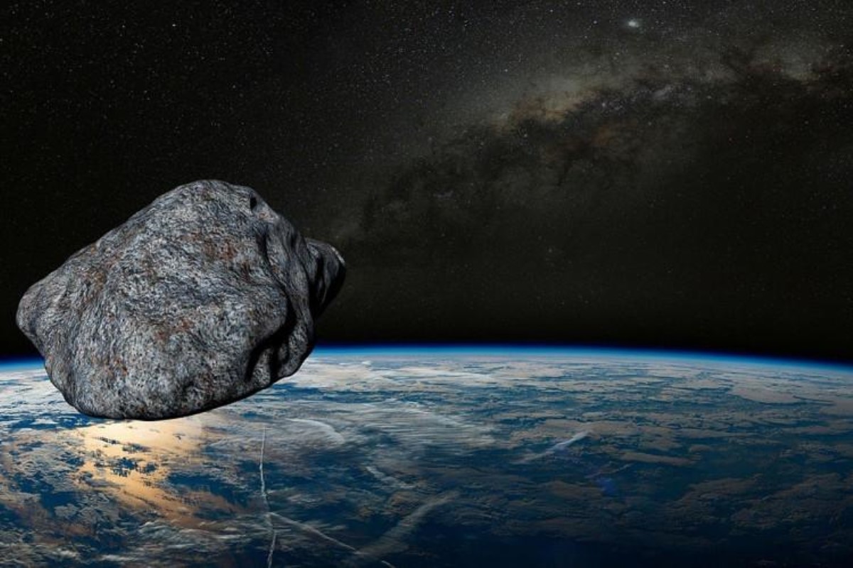 К Земле стремительно приближается опасный астероид