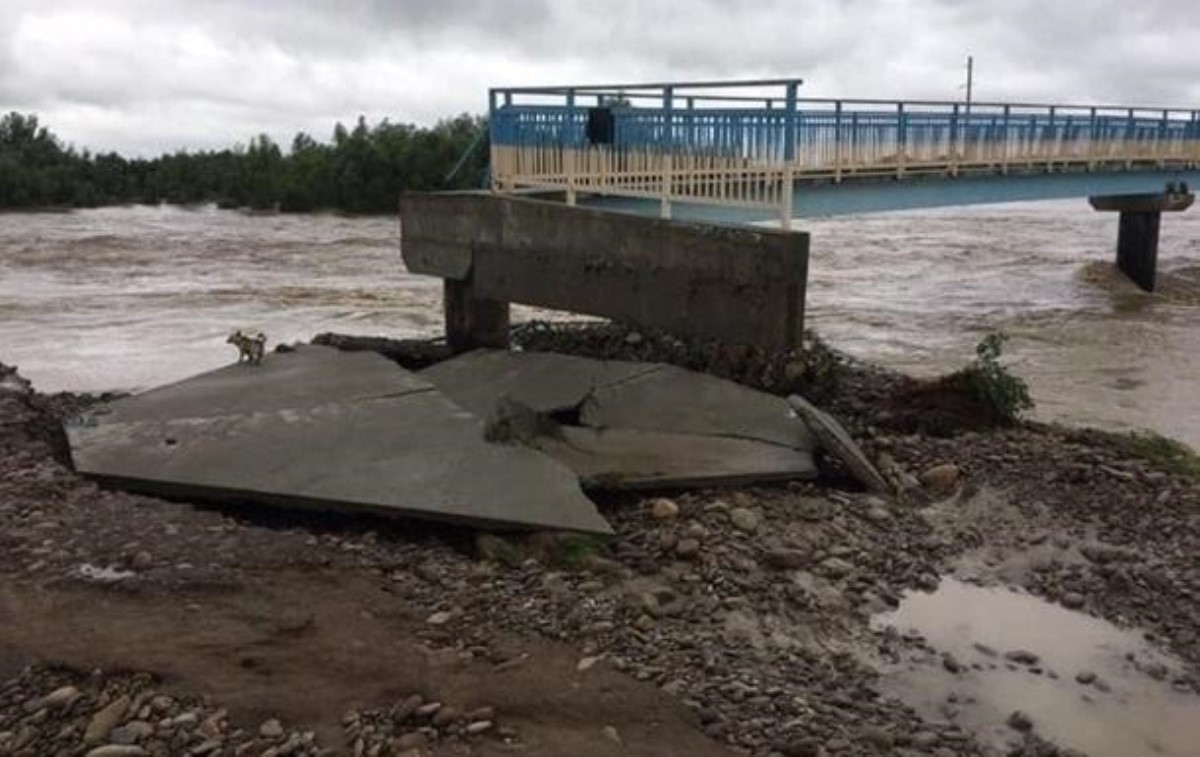 Мост, который восстанавливали семь лет, смыло наводнением