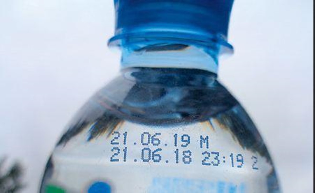 Срок годности: почему не стоит доверять цифрам на бутылке воды