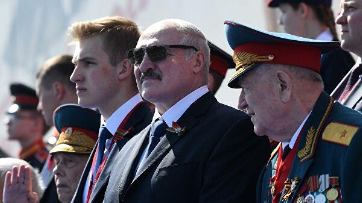 Сын Лукашенко взбудоражил соцсети своим появлением на параде в Москве