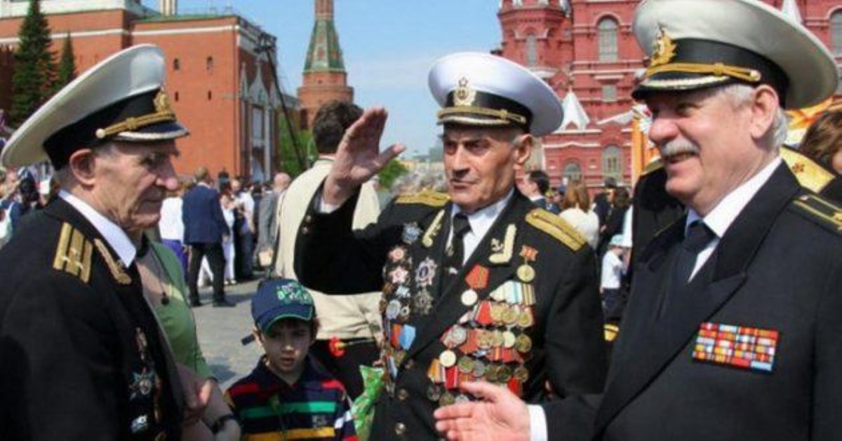 На парад к Путину пришел покойный "маршал": у "ряженого ветерана" есть уникальный орден