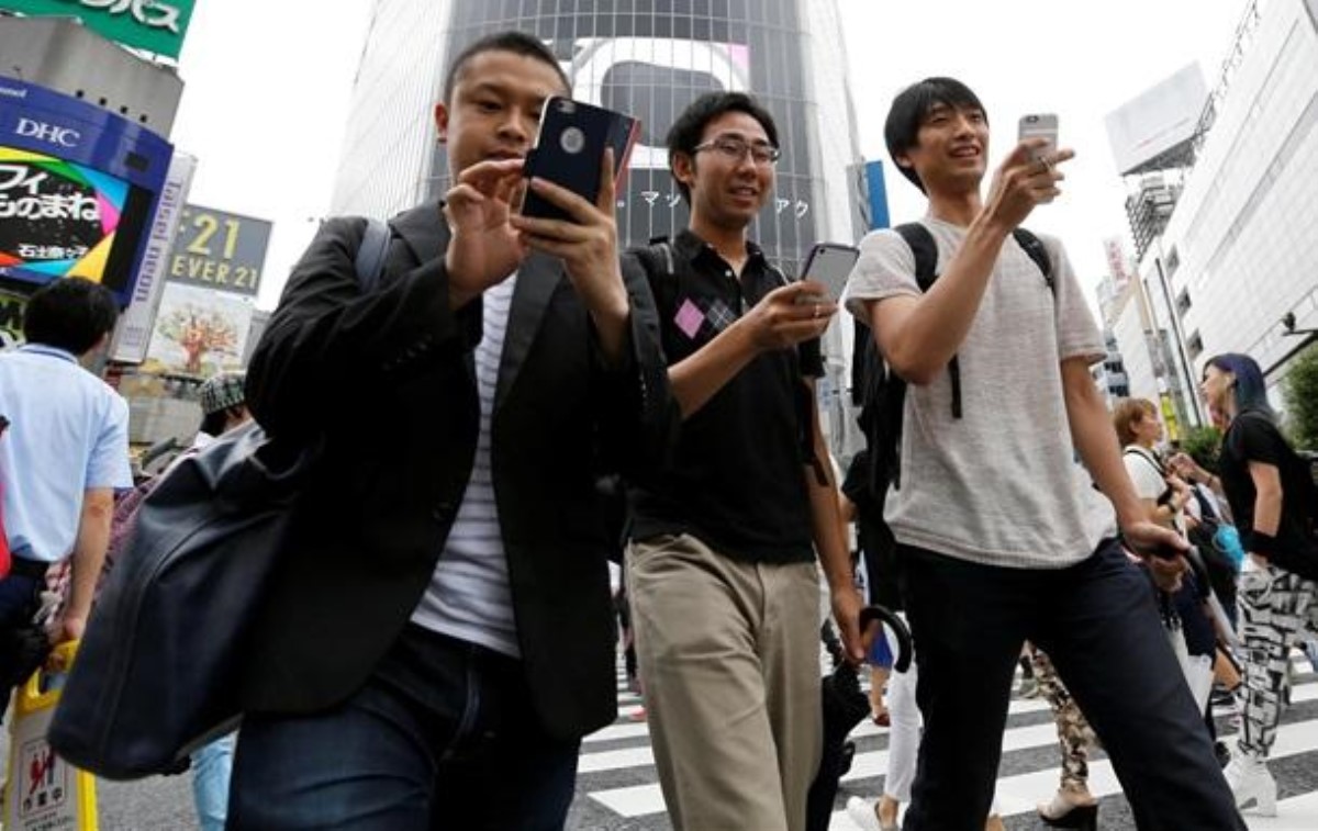 В Японии запретили пользоваться смартфонами во время ходьбы по улицам