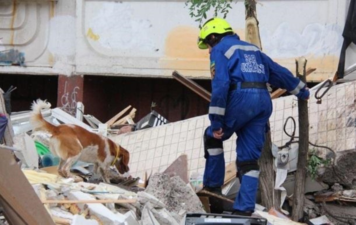 Житель взорвавшегося на Позняках дома показал поврежденные газовые шланги