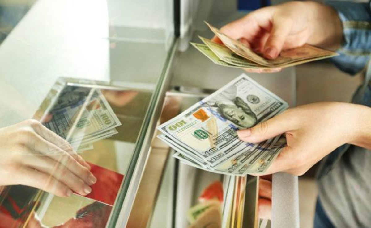 НБУ начал скупку доллара: что будет с курсом валют в Украине