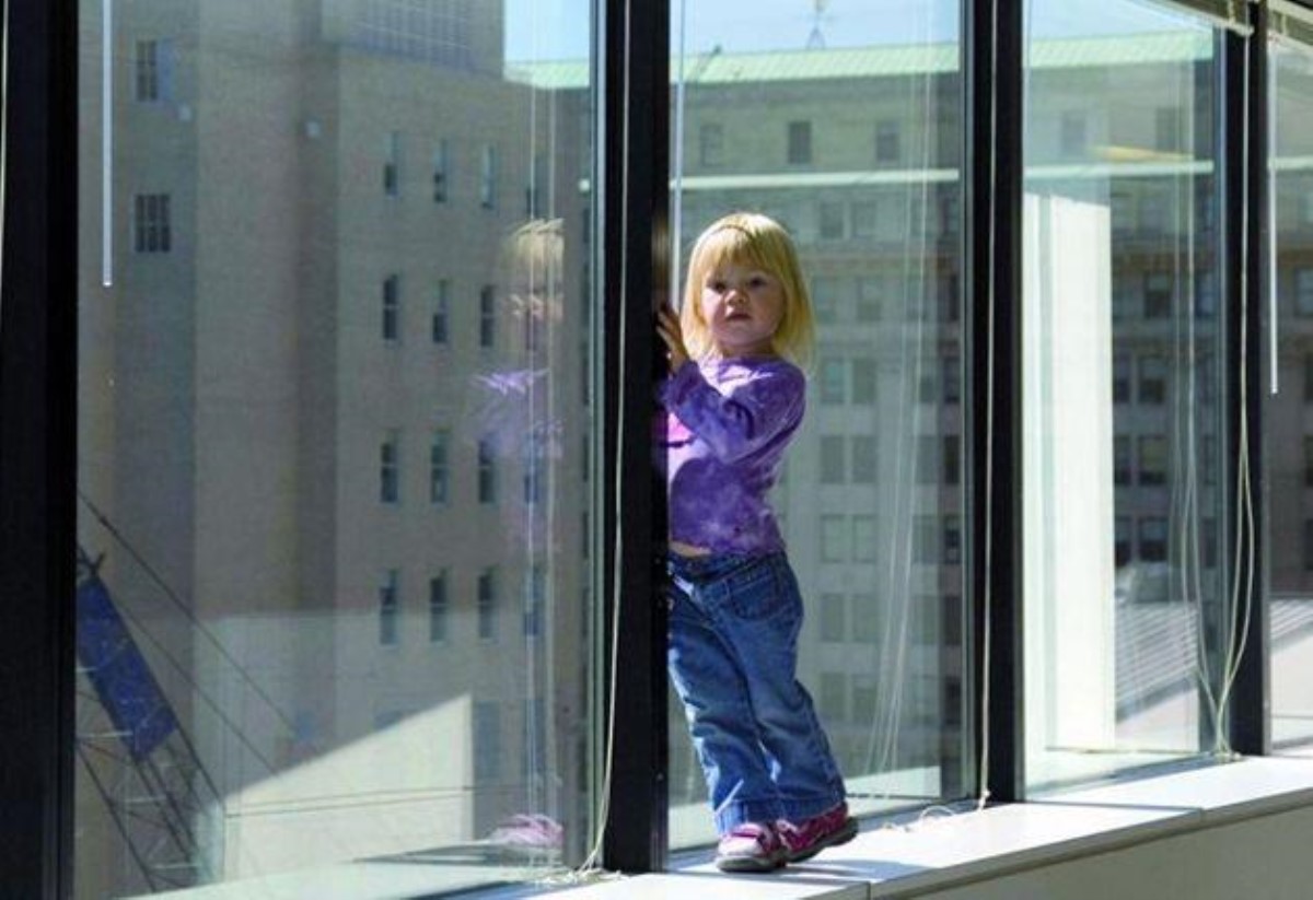 Мать за руки держала девочку на карнизе балкона до приезда спасателей