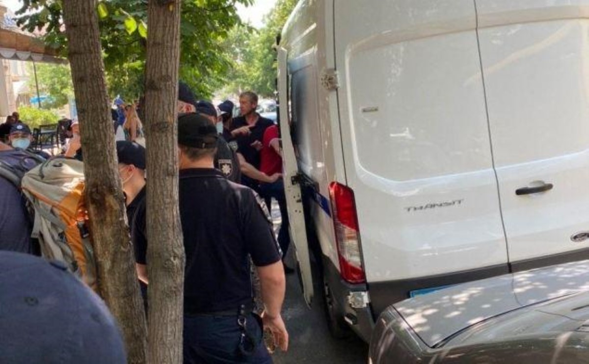 Зеленский пришел в херсонскую синагогу: квартал оцепили полиция и Нацкорпус