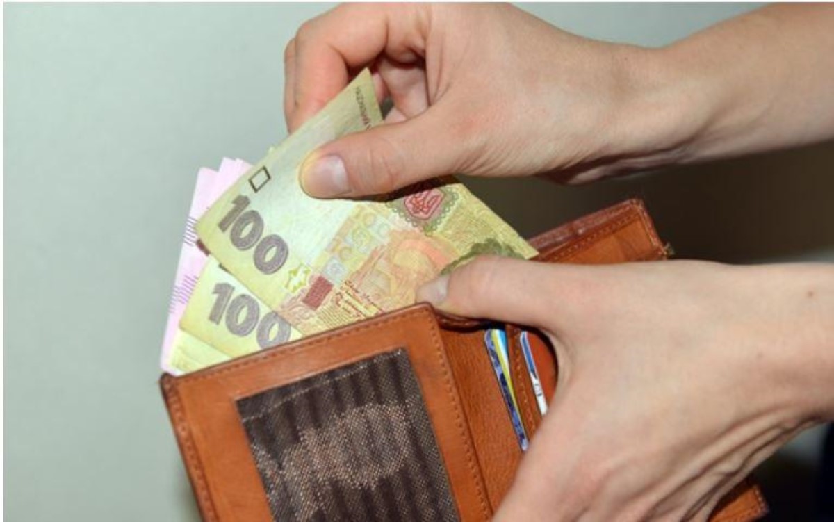 "Зарплата упадет": эксперт назвал суммы "недополучки" украинцев