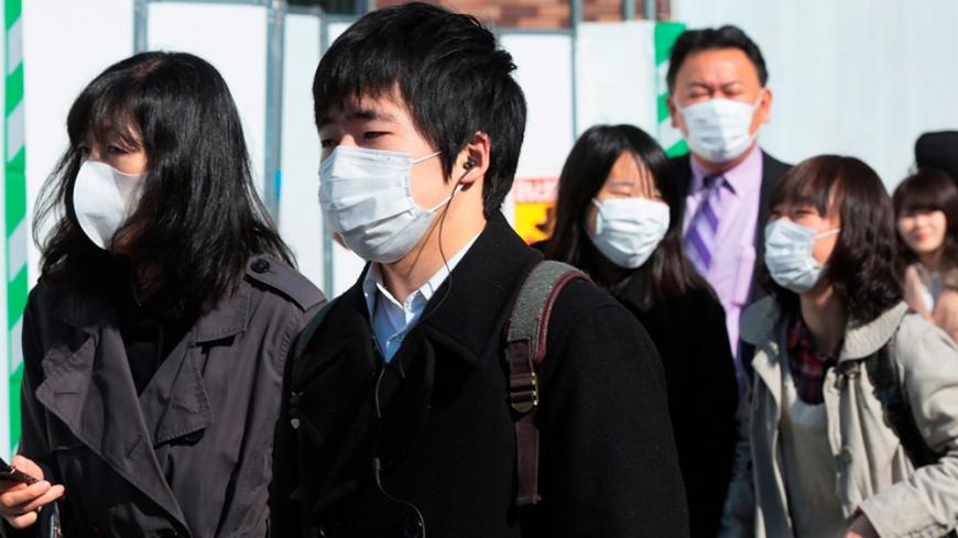 Японские медики призывают людей снимать маски