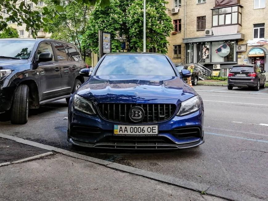 В Украине замечен редкий и сверхмощный Mercedes Brabus