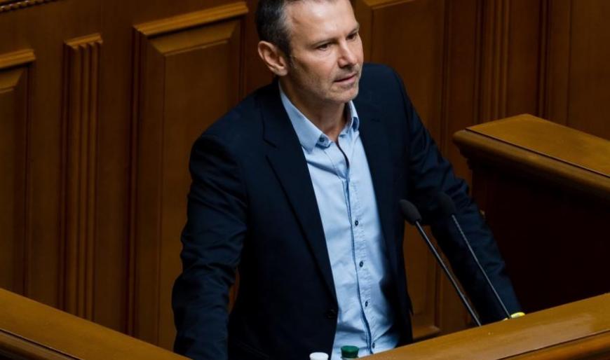 Политолог объяснил, почему Вакарчука не отпустили из Рады