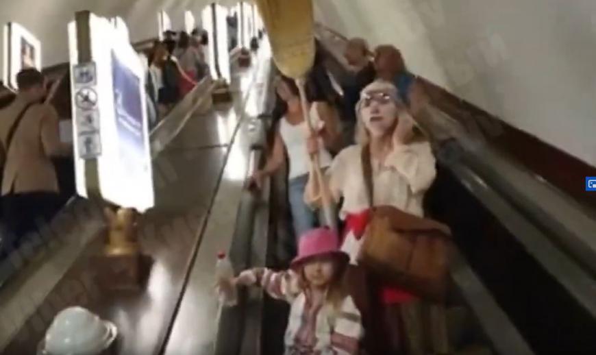 "Вируса нет, снимайте маски": странные женщины ворвались в метро Киева