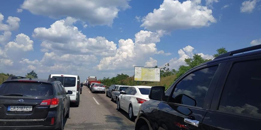 На трассе Одесса - Киев образовалась гигантская дорожная пробка