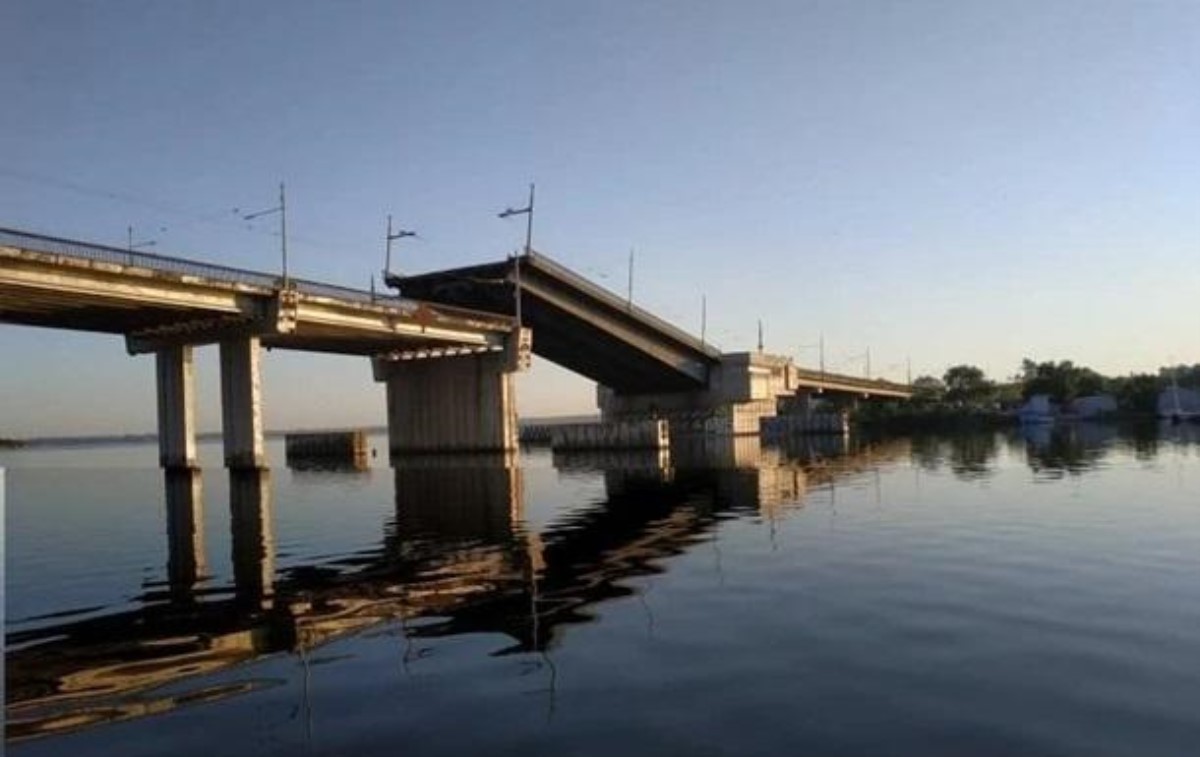 В Николаеве неожиданно развелся мост