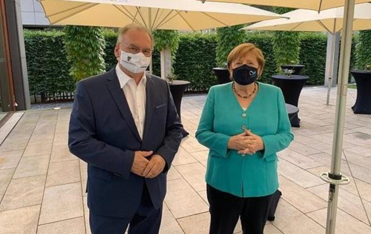 Меркель впервые на публике появилась в маске