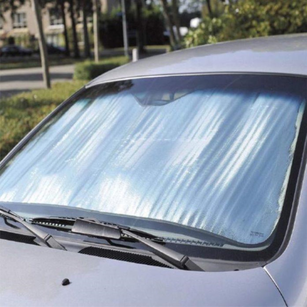 В жару солнцезащитный экран может сильно навредить автомобилю