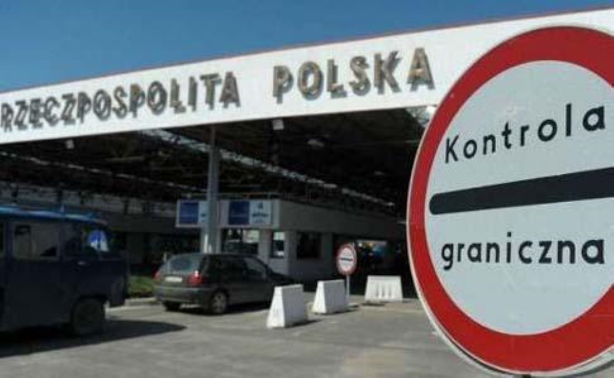 Огромные очереди на границе с Польшей
