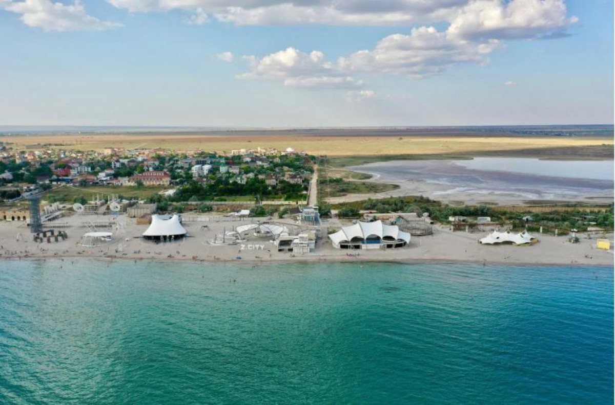 Вытравленная свободная зона: как выглядит пляж на месте "Казантипа" в Крыму