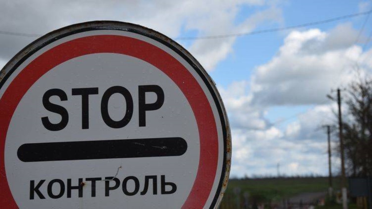 Пропускают не всех: ДНРовцы заблокировали людей в "республике"