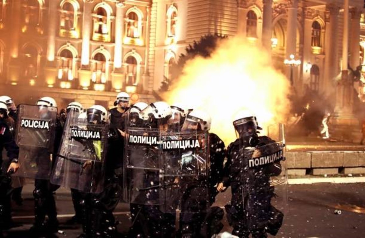 Ночные беспорядки в Белграде: введения комендантского часа вызвало волну насилия