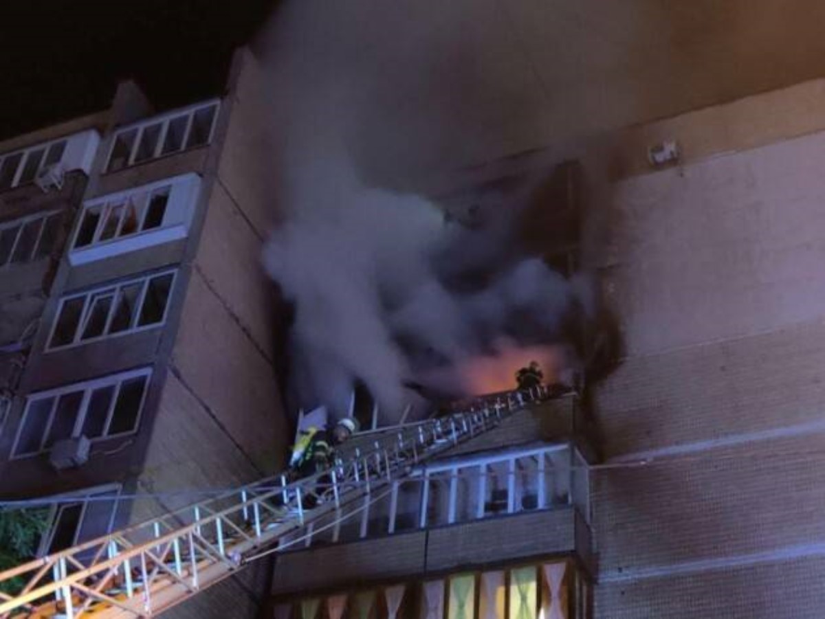 В Киеве ночью сильный пожар чуть не уничтожил жилую девятиэтажку