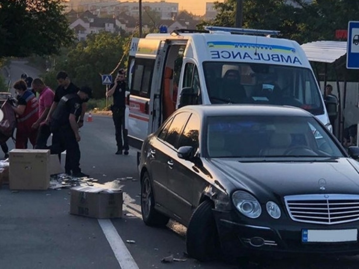 В Мариуполе водитель сбил двух девушек-полицейских, после того, как отвлекся на телефон